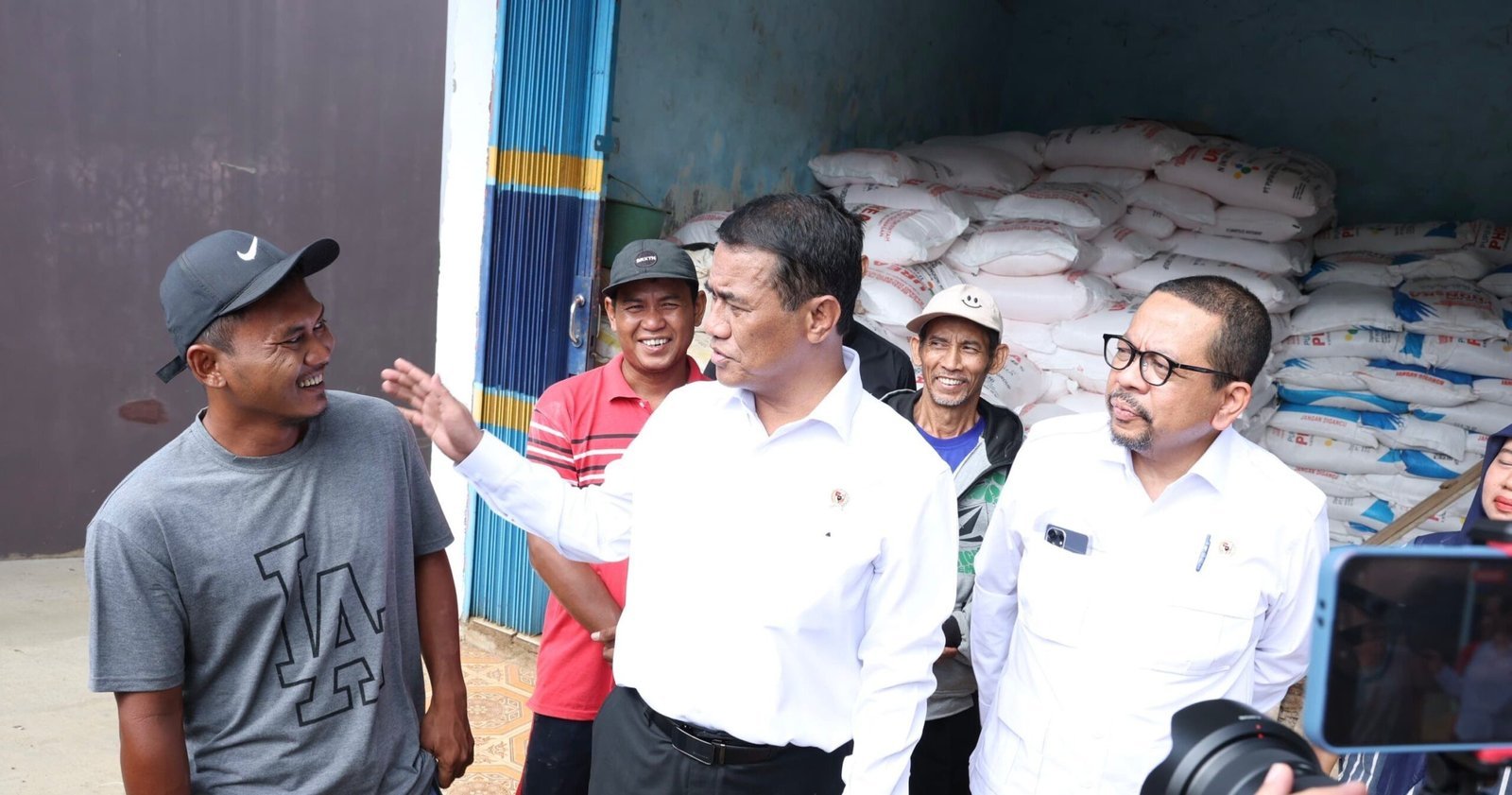 Mentan Amran Bawa Kabar Baik, Harga Pupuk Subsidi Turun